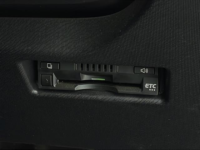 【ETC】有料道路を利用する際に料金所で停止することなく通過できる、ETC車載器（ノンストップ自動料金収受システム機器）が装備されています。セットアップを行うことで利用可能になります。