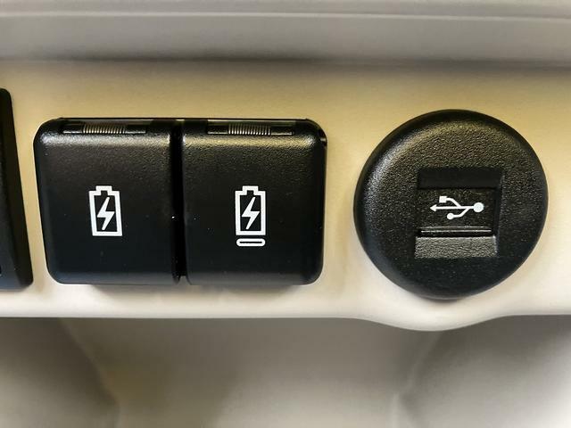 運転席周りには便利な『USB電源ソケット』を装備！シガーソケットから電源を取らなくても直接こちらから電源が取れちゃいます。スマホの充電や、周辺機器など今の時代にはありがたい装備です♪