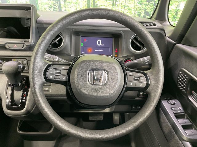 インテリアに合わせたデザインのステアリングは、運転される方のことも考え、運転しやすい形状、大きさです。是非一度、実際に触ってお確かめください。