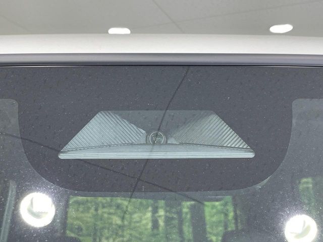 【ホンダセンシング】走行中に前方の車両等を認識し、衝突しそうな時は警報とブレーキで衝突回避と被害軽減をアシスト。より安全にドライブをお楽しみいただけます。