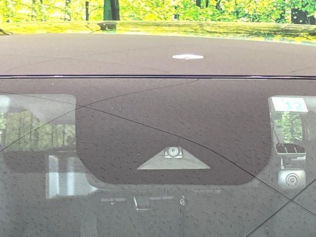 【エマージェンシーブレーキ】走行中に前方の車両等を認識し、衝突しそうな時は警報とブレーキで衝突回避と被害軽減をアシスト。より安全にドライブをお楽しみいただけます。