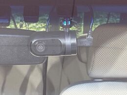 【ドライブレコーダー】安心・安全なカーライフに必須のドライブレコーダーを装備！走行中はもちろん、あおり運転や事故に遭遇した際の状況も映像で記録し、万一のリスクに備えます。