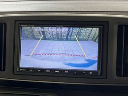 【バックカメラ】駐車時に後方がリアルタイム映像で確認できます。大型商業施設や立体駐車場での駐車時や、夜間のバック時に大活躍！運転スキルに関わらず、今や必須となった装備のひとつです！