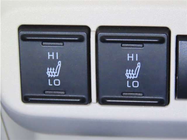運転席と助手席にシートヒーターを装備しております。