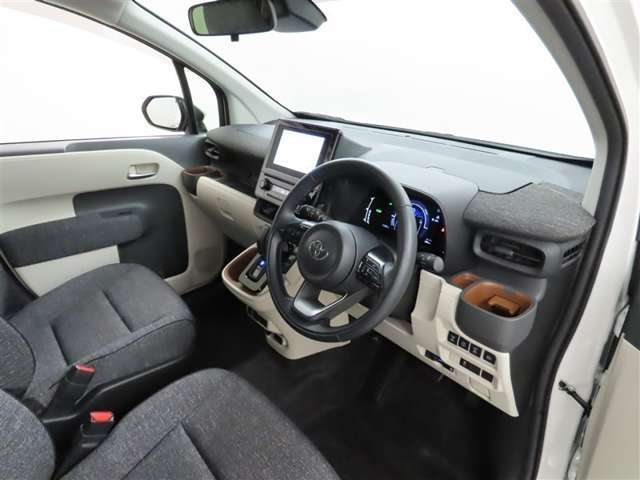 シンプルで使いやすいデザインの運転席です。