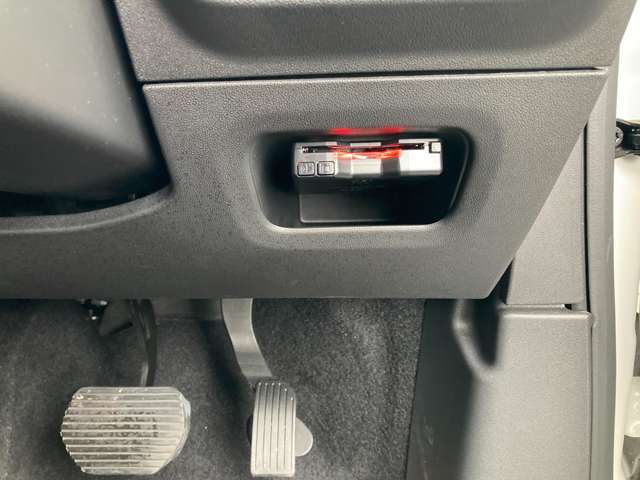 ETC車載器が装着されております。料金所でも停車せずに通過できてスマートインターからの乗り降り出来るので、最近では必須の装備です。ぜひ実車でご確認ください。