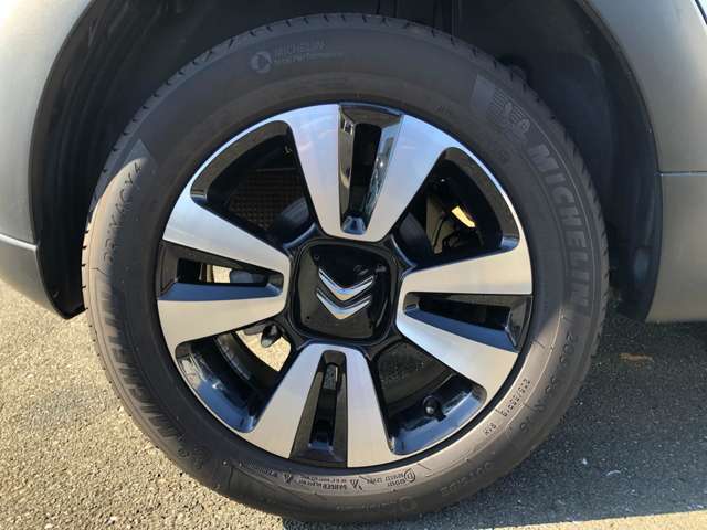 ガリ傷なども少なく状態の良いホイールが装着されております。ぜひ実車をご覧ください。