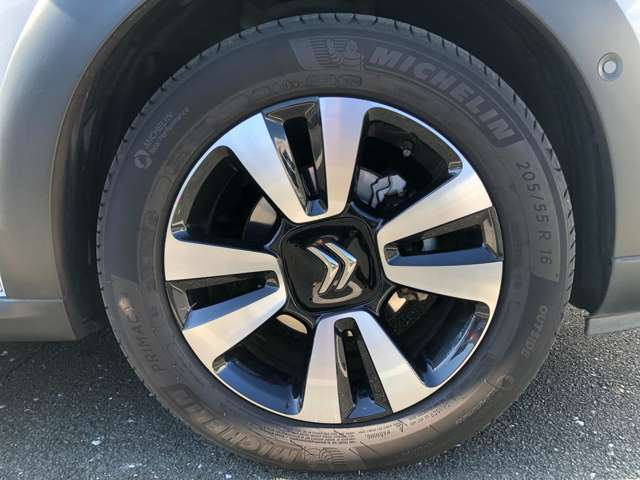 純正ホイールが装着されております。車両デザインともマッチした、バランスの良いホイールです。