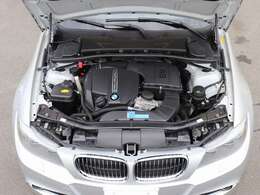 エンジン型式N55B30A出力306ps(225kW)/5800rpm　最大トルク40.8kg・m(400N・m)/1200～5000rpm　直列6気筒DOHCターボ
