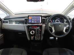 シフトレバーをダッシュパネルセンターに装備。運転席、助手席の足元すっきり！