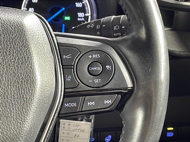 【　アダプティブクルーズコントロール　】設定した車速内で自動で加減速。先行車との車間距離を適切に維持した追従走行が可能です。