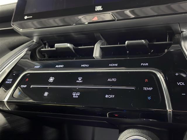 【　オートエアコン　】車内温度を感知して自動で温度調整をしてくれるのでいつでも快適な車内空間を創り上げます。