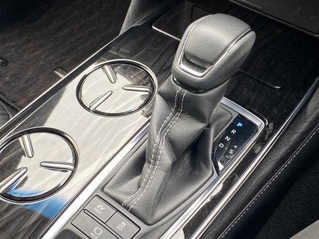 こちらのお車にはメーカーナビ地デジ・Bカメラ・CD・DVD・ブルーレイ・ブルートゥース・シートH・ステアH・レーダーC・LTA・Cセンサー・ETC・USB・17AW・LEDライト・フォグが装備！
