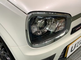 ディスチャージヘッドライト搭載でしっかり明るく照らしてくれるので、夜間走行や不慣れな道でも安心です。