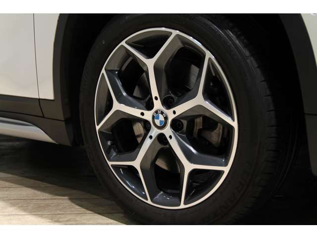 純正18インチのアルミホイールが装着されております。タイヤのサイズは225/50R18でございます。