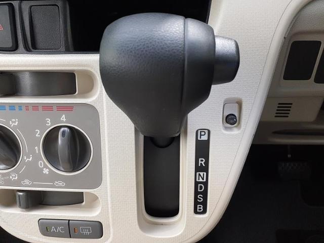 WECARSの展示場では実際に見て、触ってお車をお選びいただけます！知識の豊富な営業スタッフが様々なカーライフをご提案いたします！