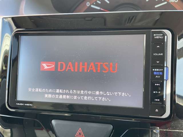 お出かけに必要な純正ナビも装備されております！フルセグTV、DVDに便利なBluetooth機能も搭載♪