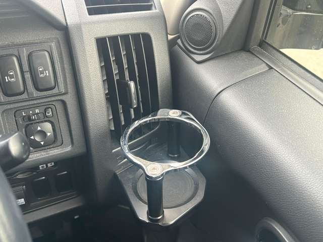 使いやすいドリンクホルダー付いております。