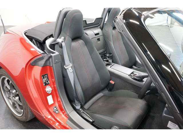シートカラーはブラックとなっています。汚れが目立ちにくいのが嬉しいポイントですね（＊＾＾＊）運転席はシートの高さを調整できるので小柄な方でも大柄な方でも適切なシートポジションに合わせることが可能です。