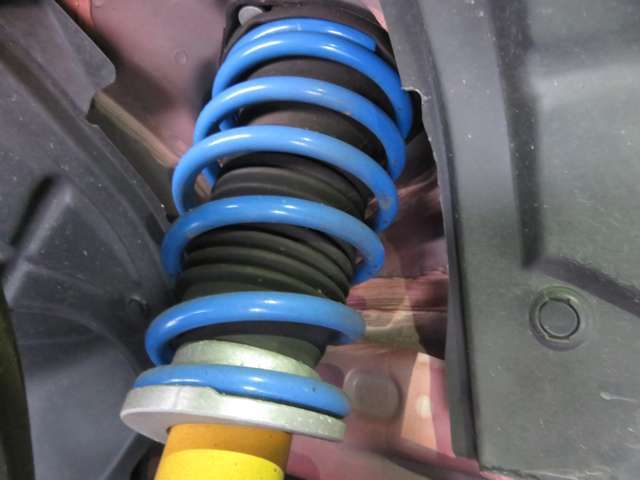 ビルシュタインのダウンサス装備です！車高を下げることによって、重心が下がるためコーナリングなどの走行性の安定が期待できます。タイヤと車体の隙間が狭くなることでドレスアップ効果も期待できます（＊＾＾＊）