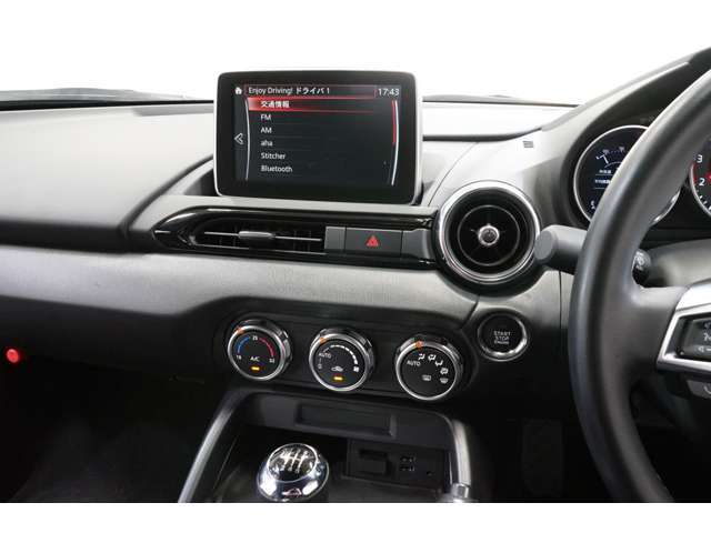 フルセグ/CD/DVD/Bluetooth対応のナビあり◎各種エンタテインメントが快適なドライブをより盛り上げます。オートエアコンを装備しているので設定した温度で車内の温度調整を自動で行ってくれます！