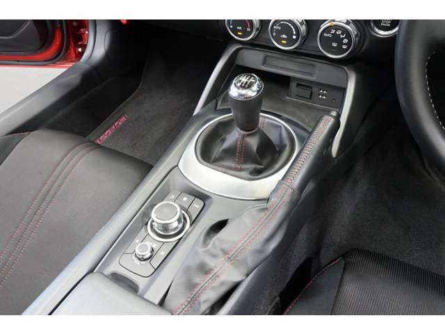 6速ミッションのお車となっています。車速や道路状況に応じてシフトレバーとクラッチを操作するため車との一体感を味わいながら走ることができるのが最大のメリットです。こだわりの1台を求めている方におすすめ！
