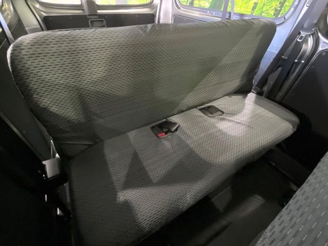 後部座席も気になるようなキズ・汚れやへたり等、大きなダメージはなく、良好な状態です。