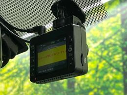 【ドライブレコーダー】安心・安全なカーライフに必須のドライブレコーダーを装備！走行中はもちろん、あおり運転や事故に遭遇した際の状況も映像で記録し、万一のリスクに備えます。