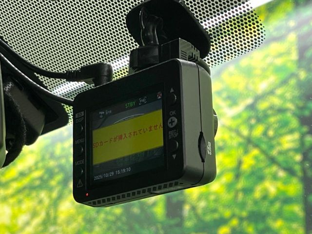 【ドライブレコーダー】安心・安全なカーライフに必須のドライブレコーダーを装備！走行中はもちろん、あおり運転や事故に遭遇した際の状況も映像で記録し、万一のリスクに備えます。