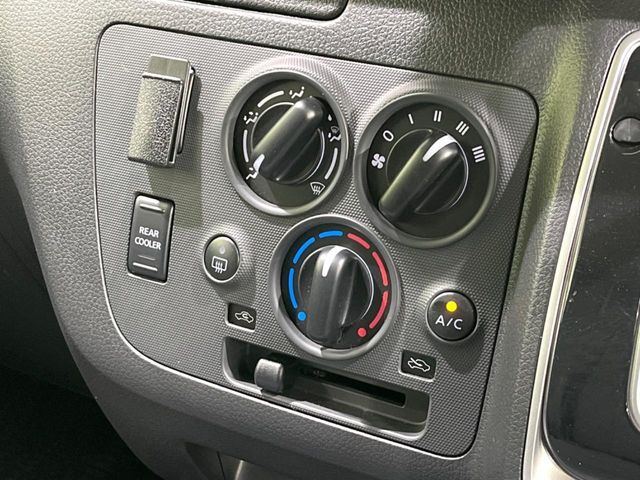 寒い冬も暑い夏も全席に快適な空調を届けてくれる、ダイヤル式エアコンを装備♪