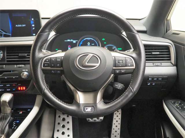 F SPORT専用ディンプル本革ステアリング（パドルシフト付）