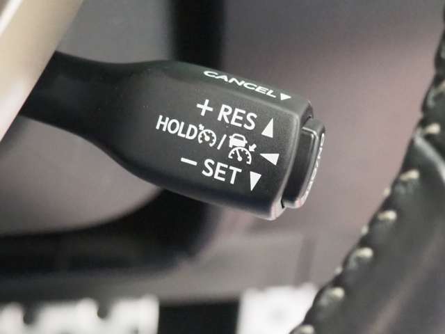 【　レーダークルーズコントロール　（全車速追従機能付き）】　ミリ波レーダーと単眼カメラで先行車を認識し設定した車間距離を保ちながら追従走行を支援。先行車が停止した時は自社も停止して停止状態を保持します