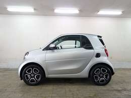 このサイズ感はスマートフォーツークーペでないと存在しない世界です。外見サイズは小さくても室内は広々なんです。是非、現車確認にご来店お待ちしております。