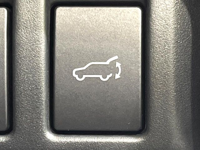 【パワーバックドア】スマートキーや運転席のボタンを押すだけでリアゲートが自動で開閉します！荷物を持っている時や、高い位置にあるバックドアを閉める際に便利な機能です♪