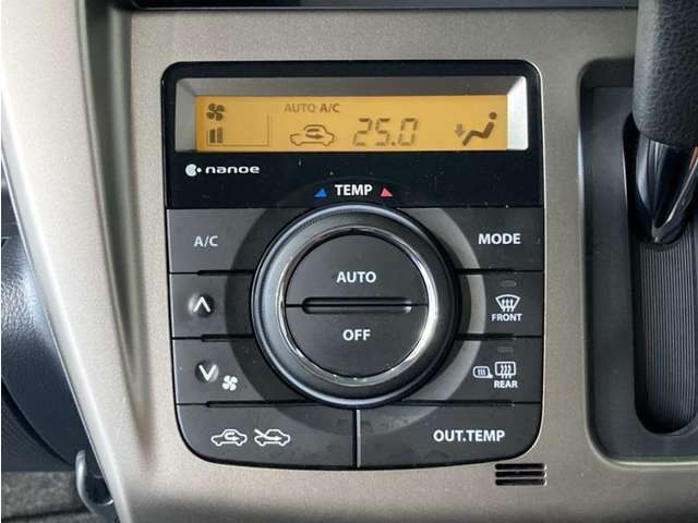 お好みの温度に設定すれば、車内の温度を検知し自動で調整してくれるオートエアコン！暑い、寒いと何度もスイッチを操作しなくても済みます☆☆