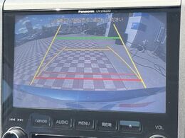 【バックカメラ】駐車時に後方がリアルタイム映像で確認できます。大型商業施設や立体駐車場での駐車時や、夜間のバック時に大活躍！運転スキルに関わらず、今や必須となった装備のひとつです！