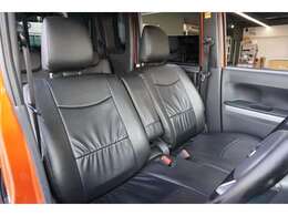 ★シートコンディションは社外品のシートカバー装着済みとなっております！運転席には使用感が見られますが、破れなどもなくまだまだ快適にご使用いただける状態となっております！