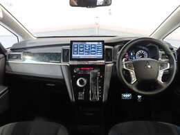 シフトレバーをダッシュパネルセンターに装備。運転席、助手席の足元すっきり！