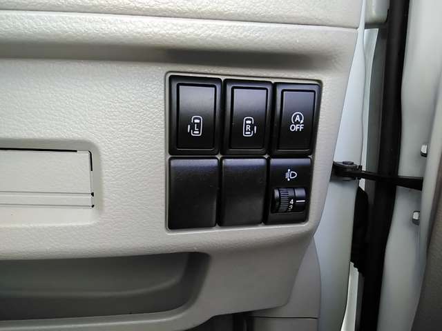 意外と稀少？両側ともにパワースライドドアを装備。ON/OFF制御が可能なので、お子様がいる家庭も安心。挟み込み防止機能もついています。運転席での操作の他にキーレスでも開閉可能です。