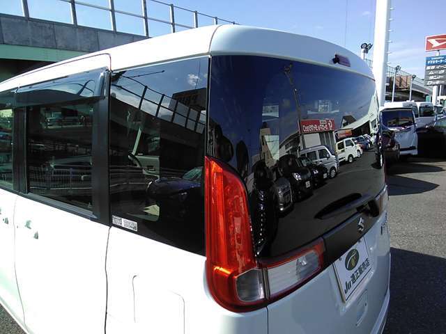 プライバシーガラスは外の目から荷物を守ってくれるだけでなく、断熱効果も期待できます。