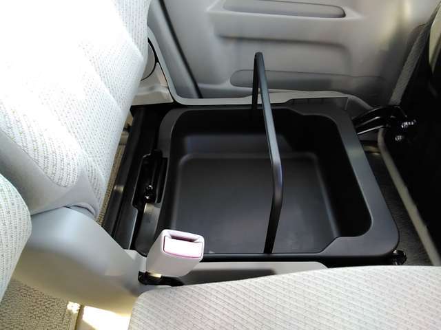 助手席の下には便利な収納があります！　洗車道具や靴などを入れるのに便利です♪