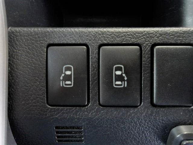 狭いところでの乗り降りがスムーズにできる両側電動スライドドアを装備！車内のボタンを押すだけでラクラク開閉することができます！