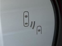 車線変更時の後方確認をアシストしてくれるブラインドスポットモニター！ドアミラーの死角を検知してくれるから車線変更もスムーズです。
