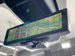 【インテリジェントルームミラー】後席の大きな荷物や同乗者で後方が確認しづらい時でも安心！カメラが撮影した車両後方の映像をルームミラー内に表示。クリアな視界で状況の確認が可能です！
