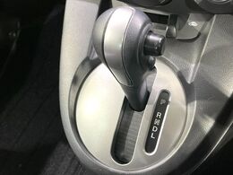 インパネシフトならハンドルからの移動距離が短く操作もスムーズ！また、足元が広くなりすっきりしますので、大柄な方でも快適にお過ごしいただけます。