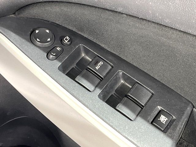 【電動格納ミラー】サイドミラーは電動格納式となっており、狭い駐車場でもキズがつくリスクを抑えられます。