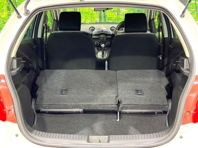 普段のお買い物や通勤、送迎等に十分な荷室スペースを確保しております。セカンドシートを倒すと、大きな荷物の積載も可能です♪