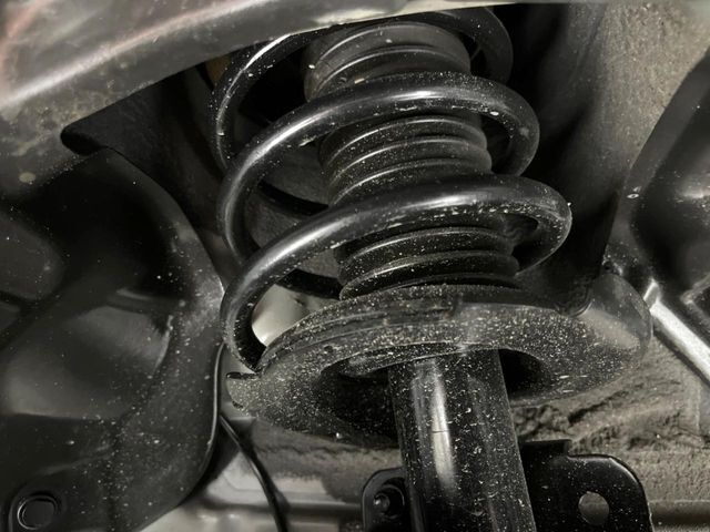 お車を安心してお乗りいただく為には、足回りの定期点検が欠かせません。サービスサポート（有償保証）では無料点検もご提供しており、安心のカーライフをお過ごしいただけるサポート体制が整っています。