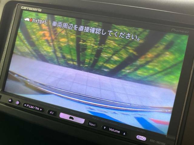 【バックカメラ】駐車時に後方がリアルタイム映像で確認できます。大型商業施設や立体駐車場での駐車時や、夜間のバック時に大活躍！運転スキルに関わらず、今や必須となった装備のひとつです！