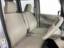 【運転席】座り心地が良いシートなので長時間の運転でも快適にお過ごしいただけます。新品のフロアマットのご注文も可能です。掲載箇所以外にご希望の写真がございましたらお気軽にお問い合わせ下さい。